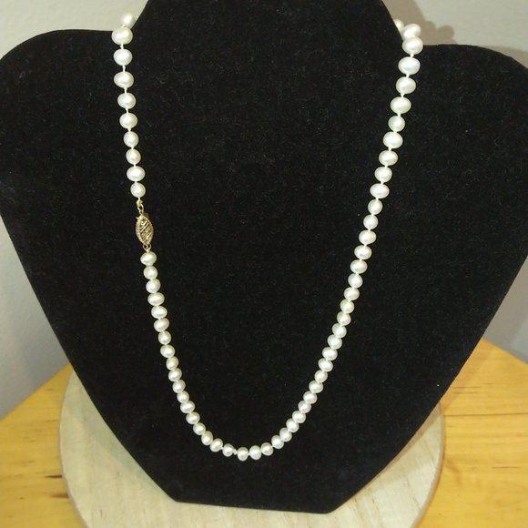 17 inch strand Genuine pearls newly restrung gold filled safety clasp pristine - Picture 3 of 13